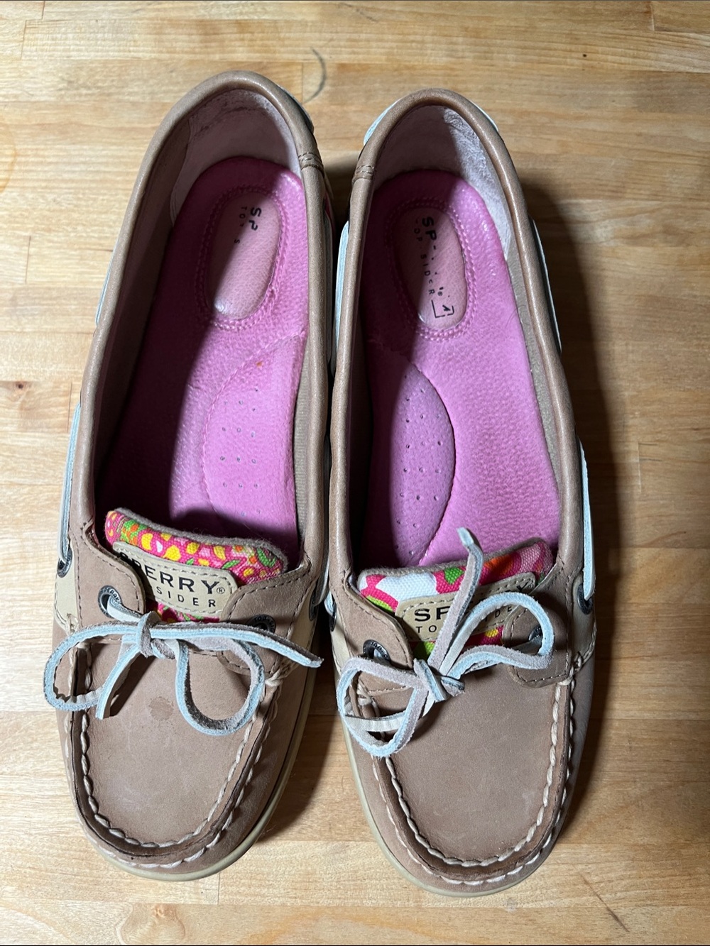 Sperry Beige Leather Boat Shoes with Pink Insoles and Multicolor Tongue